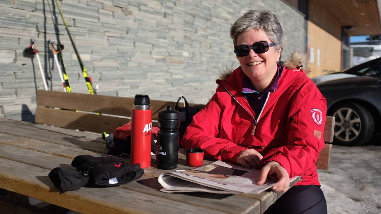Bente Fyksen koser seg i sola