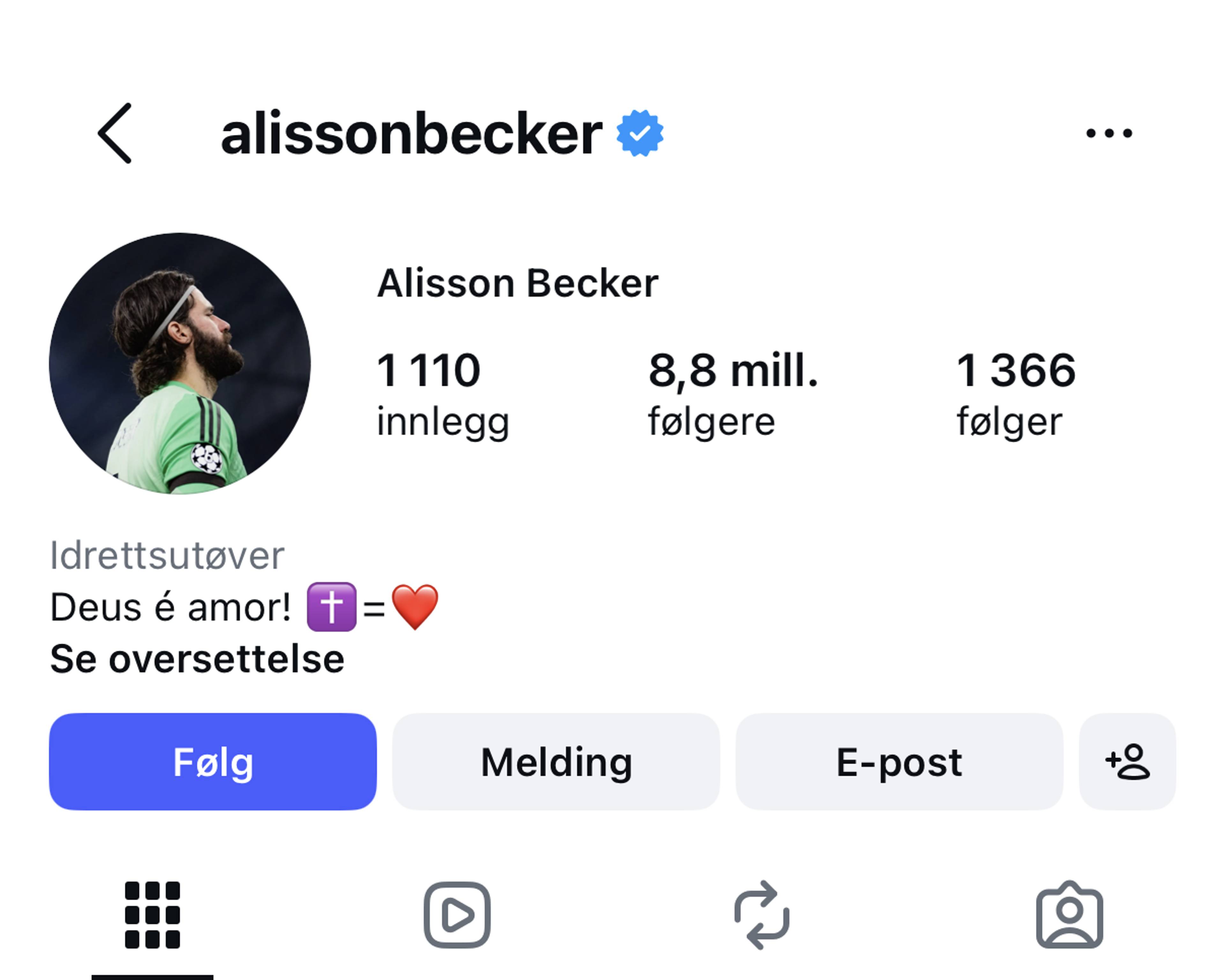 Skjermbilde av Alisson Beckers Instagram-profil. Profilbildet viser en mann med langt mørkt hår. Under navnet står det "Idrettsutøver" og en tekst på portugisisk med en kors- og hjertesymbol. Profilen har 1110 innlegg og 8,8 millioner følgere. Grid med flere bilder viser ulike situasjoner, inkludert fotballkamper, poseringer og en robotgressklipper. (Bildebeskrivelsen er laget av en KI-tjeneste)
