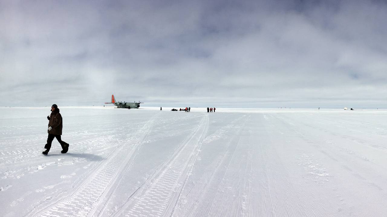 Forskere fra East Greenland Ice-core-prosjektet setter opp base på Grønland.
