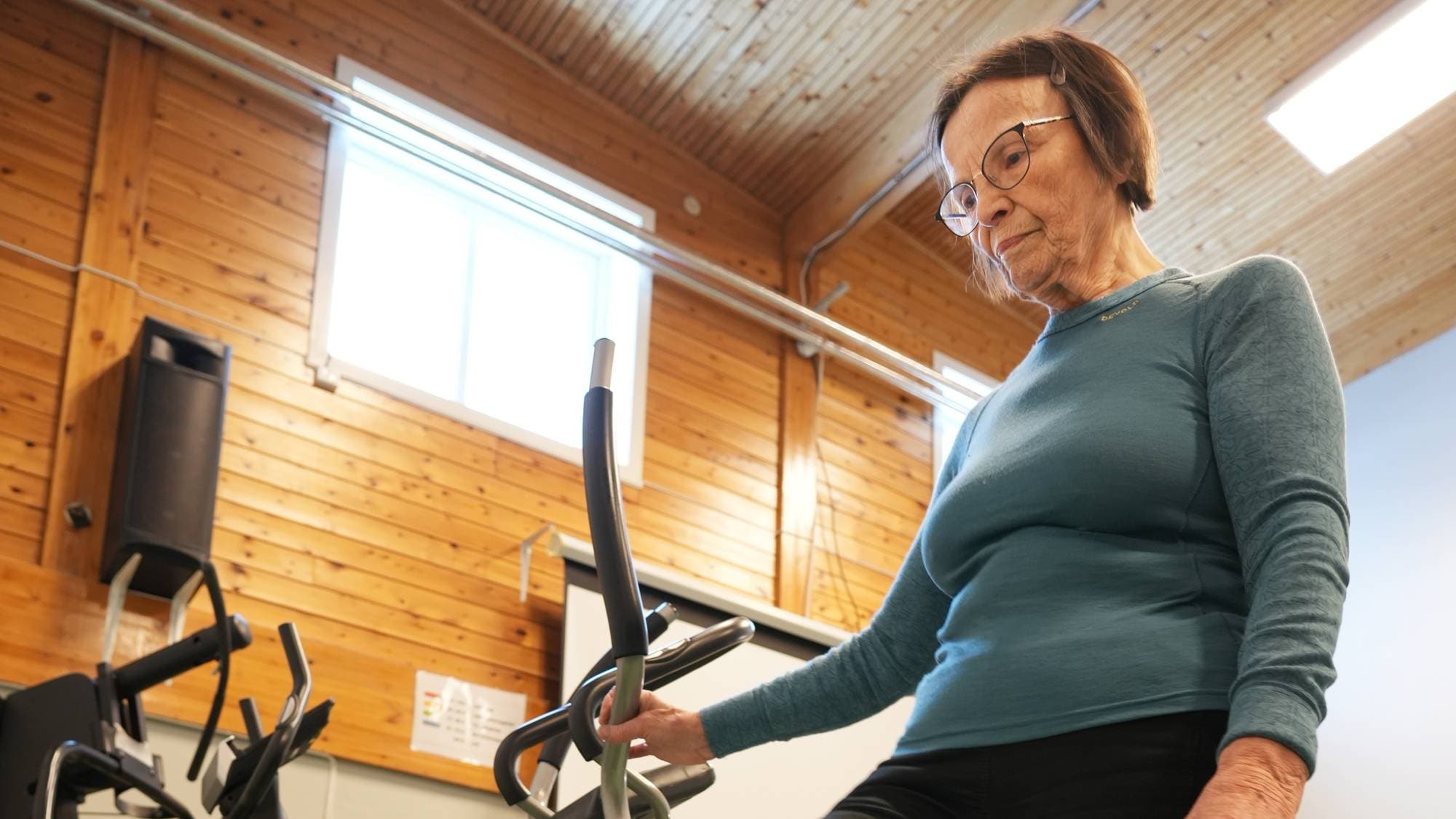 Jenny Pedersen (86) trener på treningssenteret i Lakselv en gang i uken.
