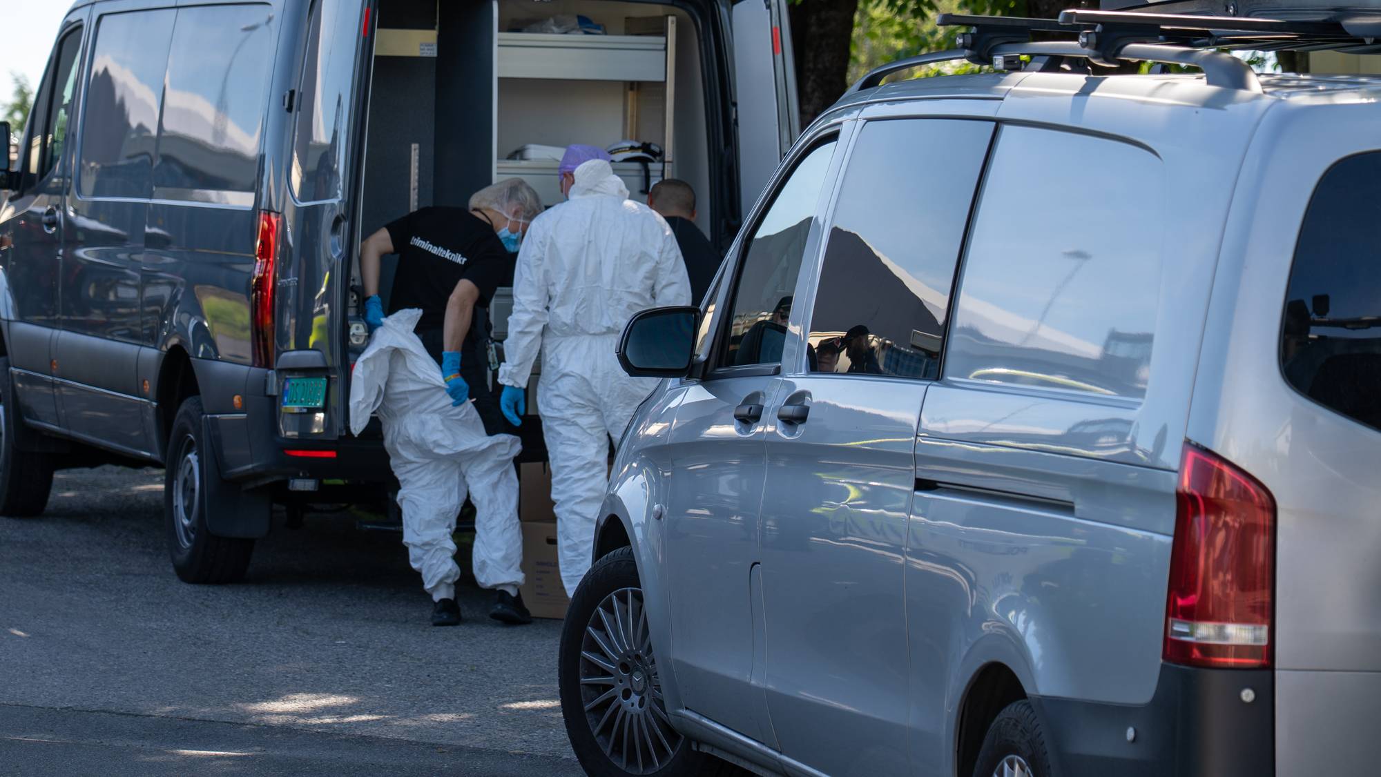 Krimteknikere jobber på stedet