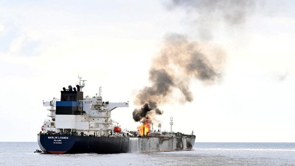 Angrepet oljetanker på vei til trygg havn
