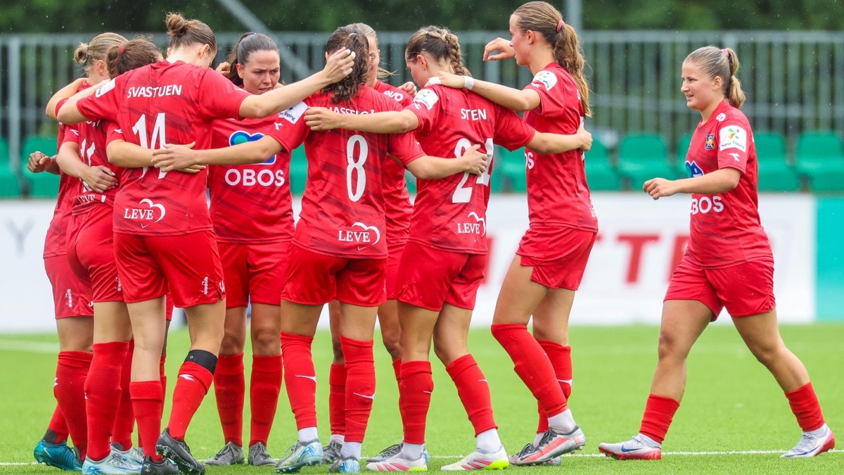 fotballkvinner i røde drakter FOTO: Geir Olsen/Geir Olsen / NTB