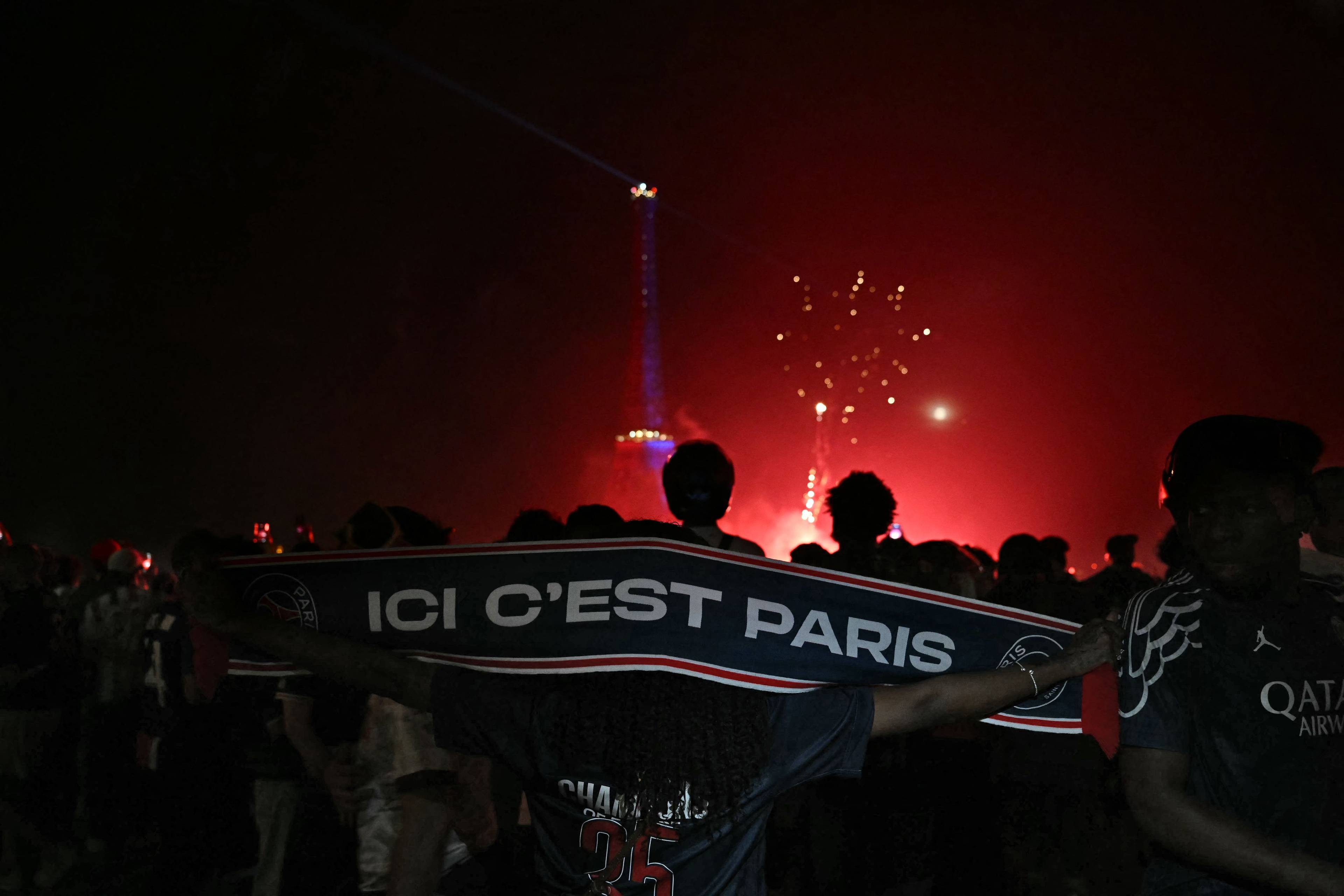 Fotballfans holder et banner med PSG slagord. Ici cest Paris