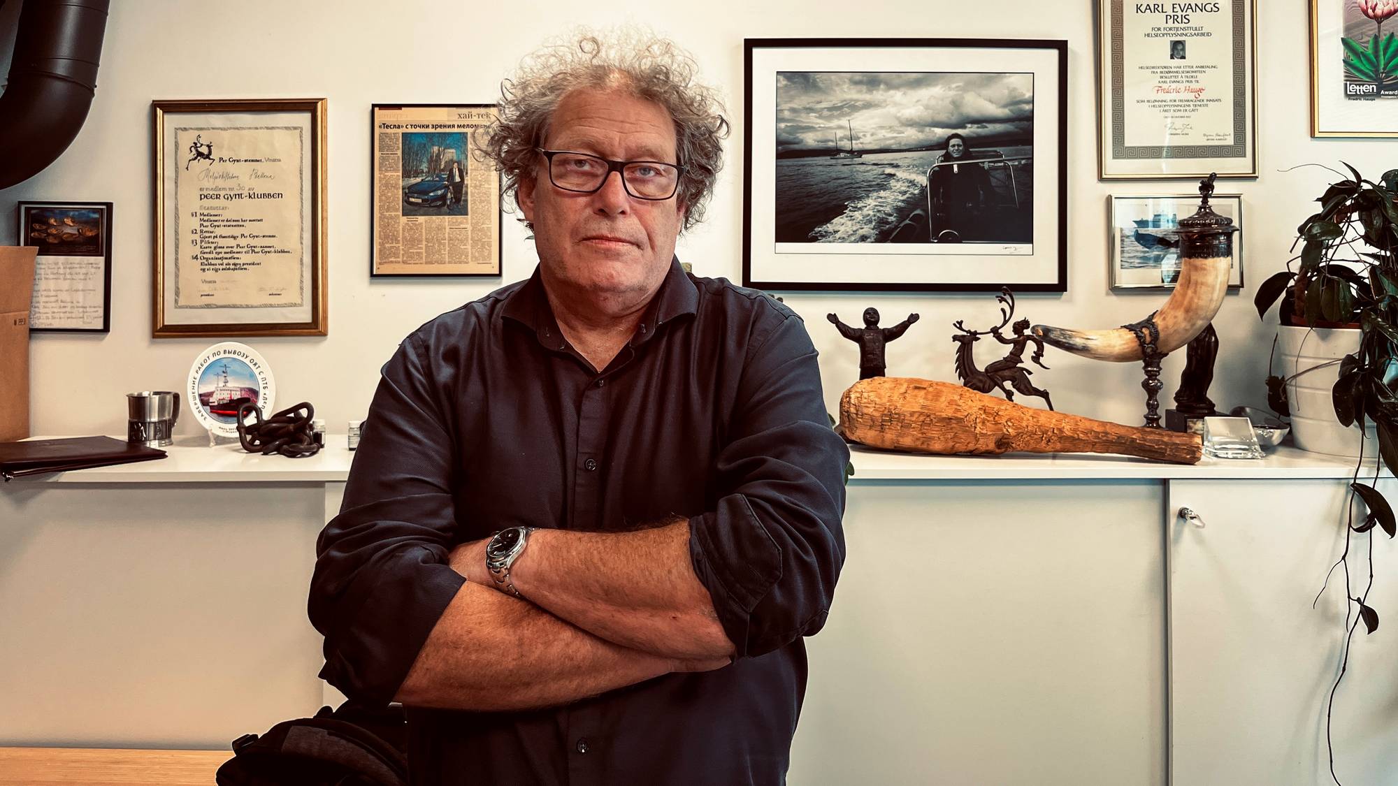 Bilder av Frederic Hauge på kontoret.