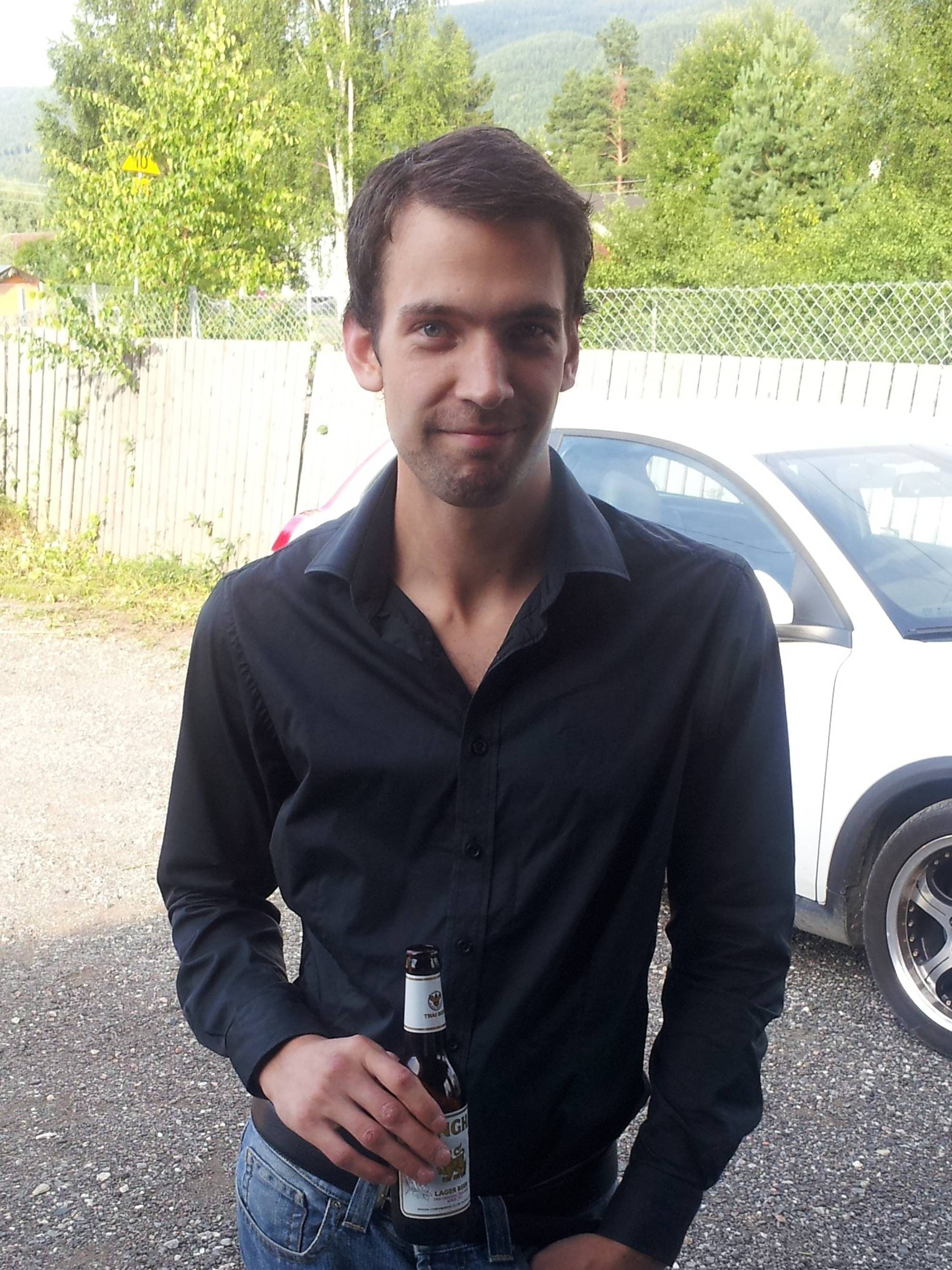 Ung mann i skjorte og vest