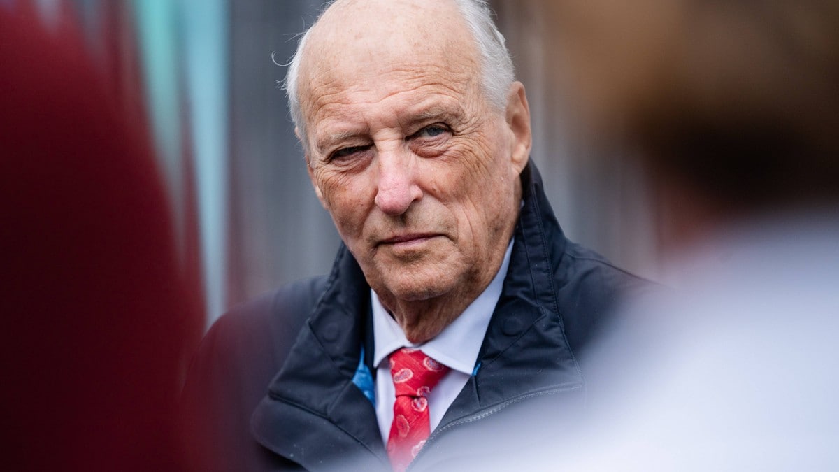 Kongeparet returnerer til Noreg: – Kongen er i god form