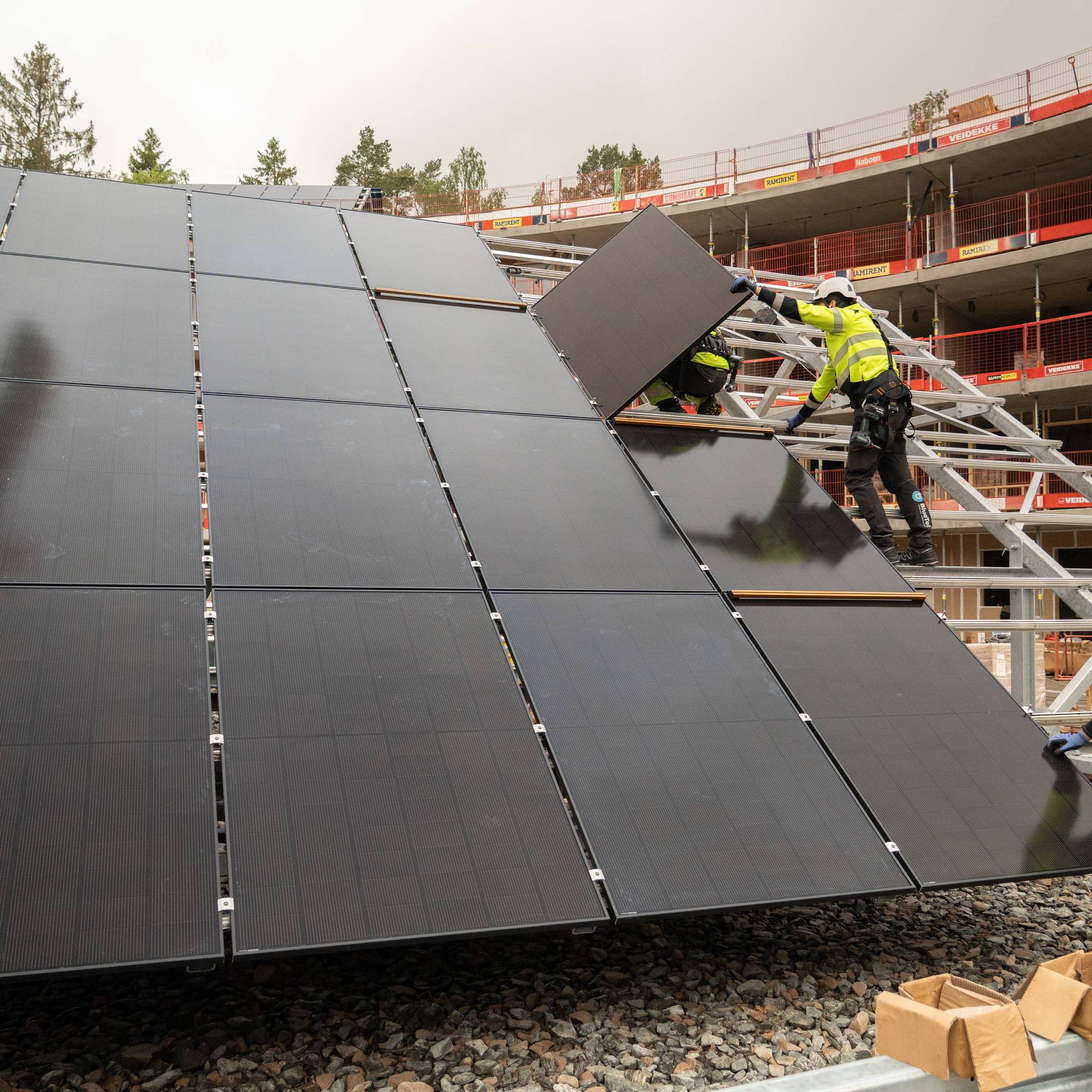Installasjon av solceller på taket av oen-prosjektet.