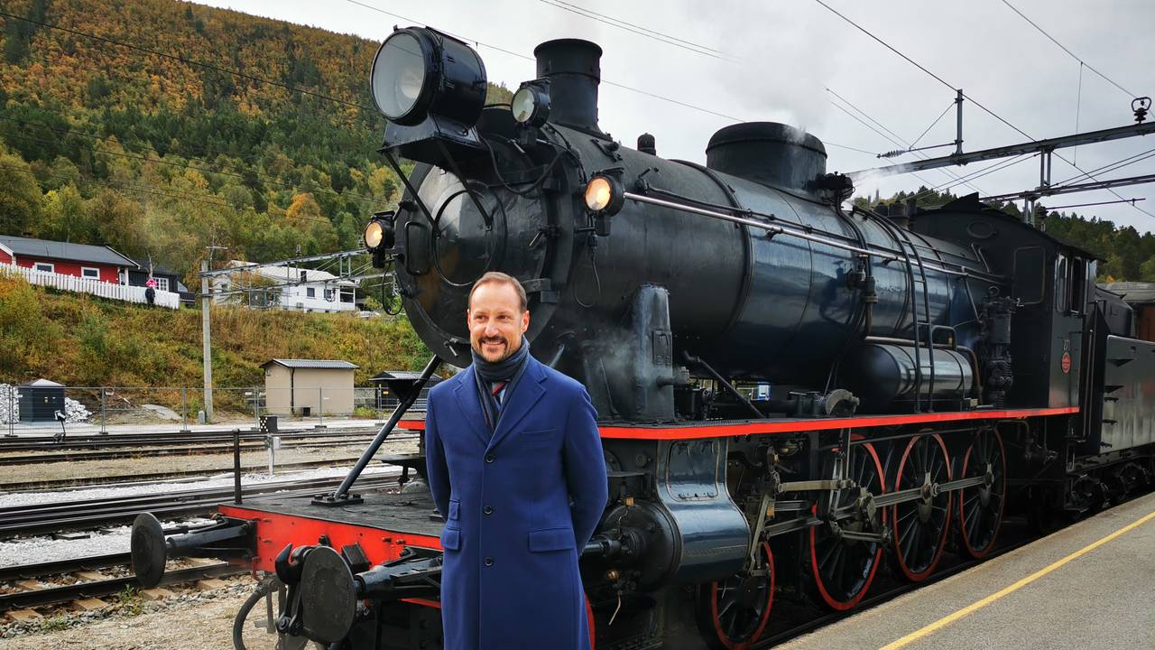 Kronprins Haakon Magnus foran et damptog på Dombås stasjon