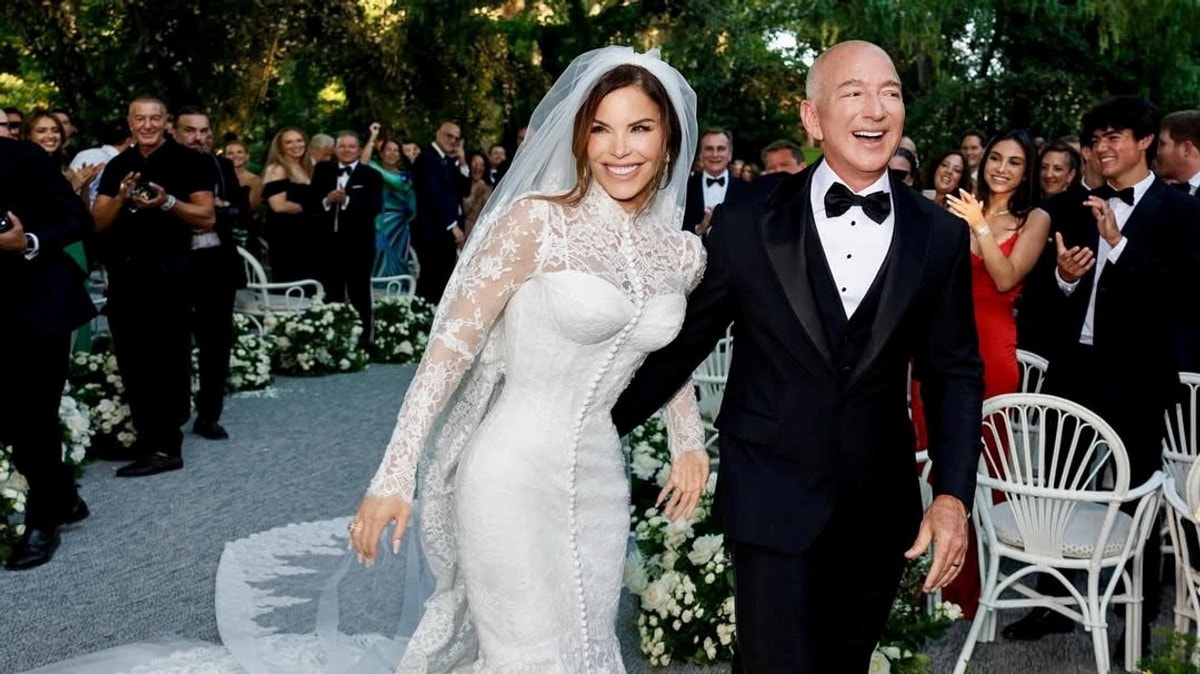 Jeff Bezos og Lauren Sanchez giftet seg fredag