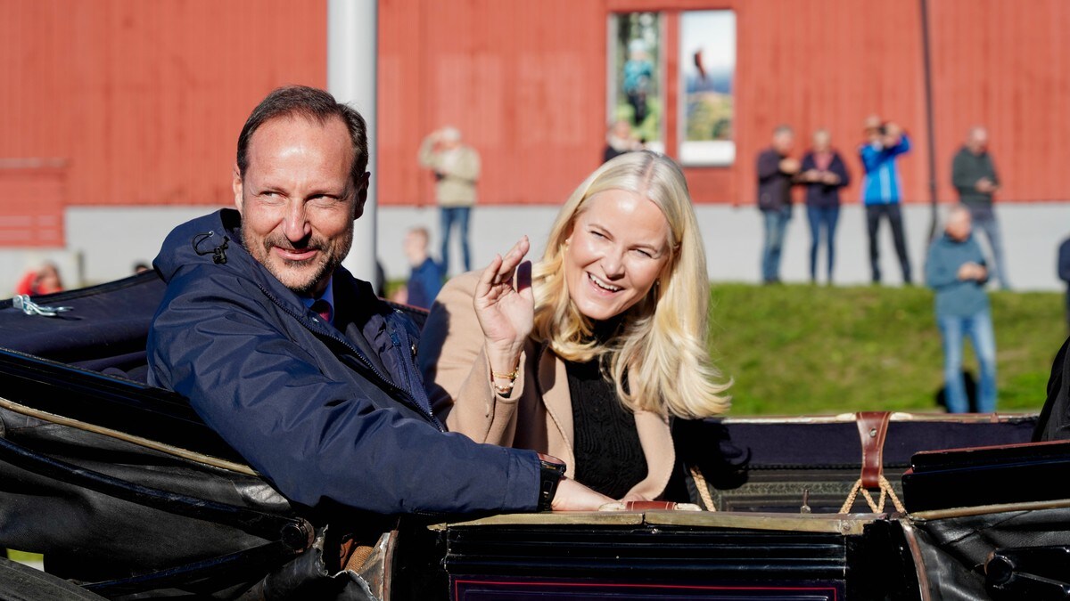 Kronprinsparet møter pressen