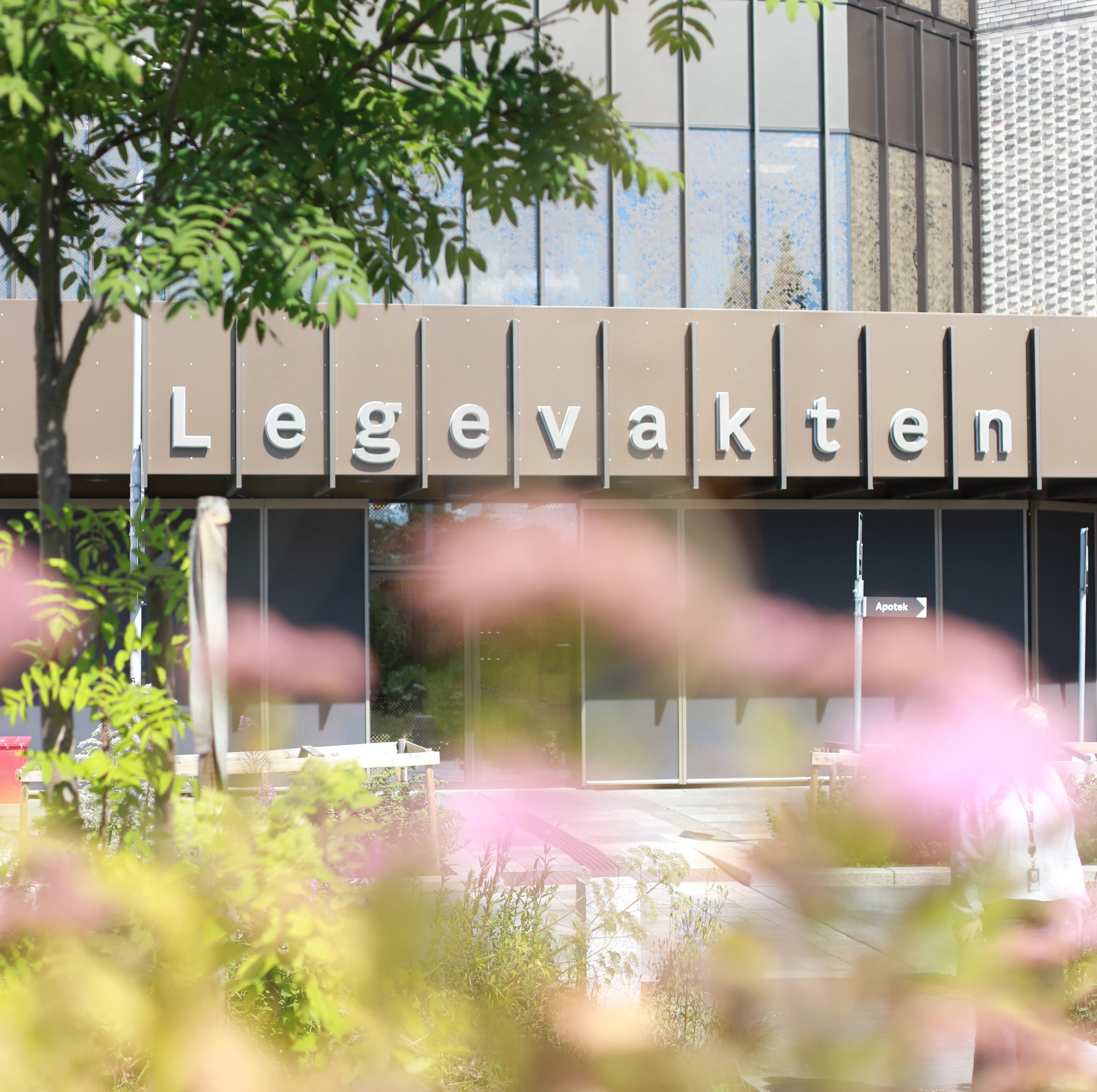 Et moderne bygg der det står legevakten over inngangen
