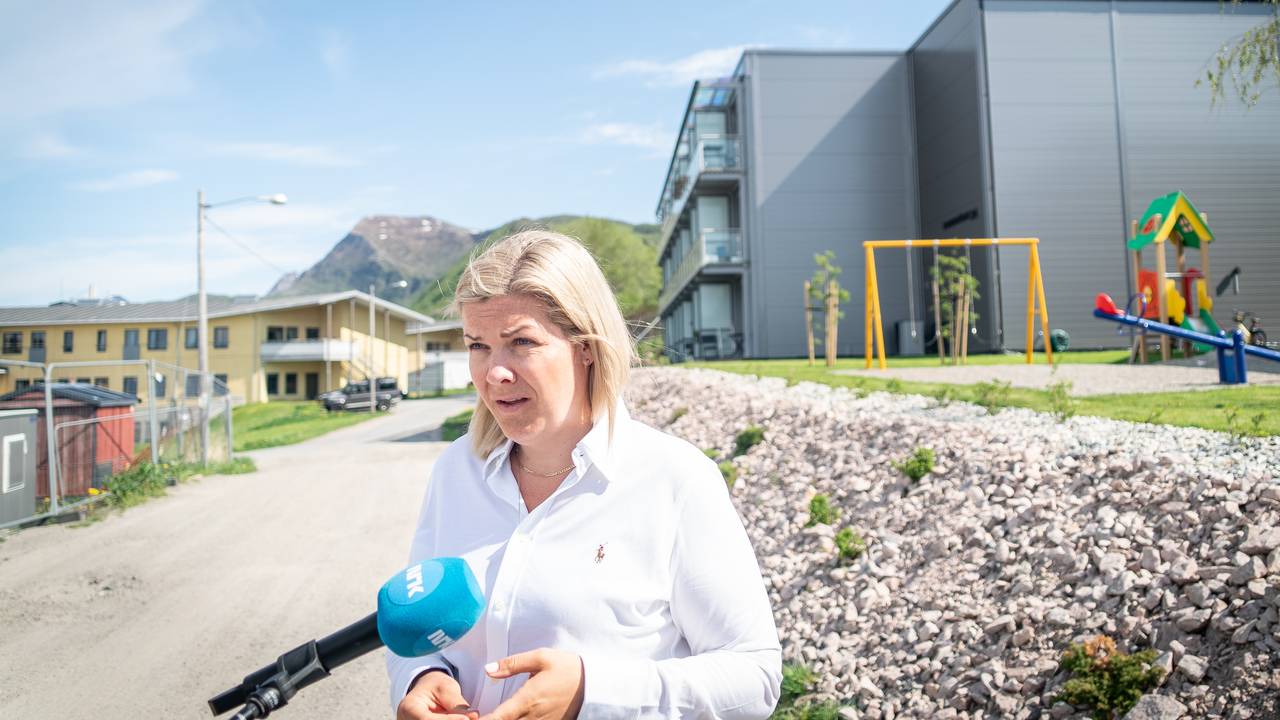 Ordfører Aase Refsnes foran leilighetsprosjekt i Steigen.