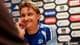 Frederik Ringnes / NTB Fotballspiller i Molde-drakt smiler foran en sponsorvegg under et intervju. (Bildebeskrivelsen er laget av en KI-tjeneste)
