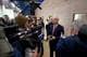 OLGA MALTSEVA / AFP,NTB En mann i dress og slips snakker med journalister. Flere kameraer og mikrofoner er rettet mot ham. Omgivelsene er en moderne bygning med trepanel på veggene. (Bildebeskrivelsen er laget av en KI-tjeneste)