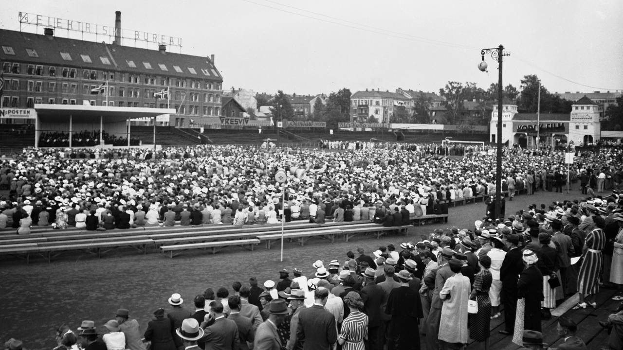 Sangerinne Kirsten Flagstad holder konsert på Frogner Stadion, for fulle tribuner. Her oversiktsbilde fra stadion, med scenen i bakgrunnen. 1936