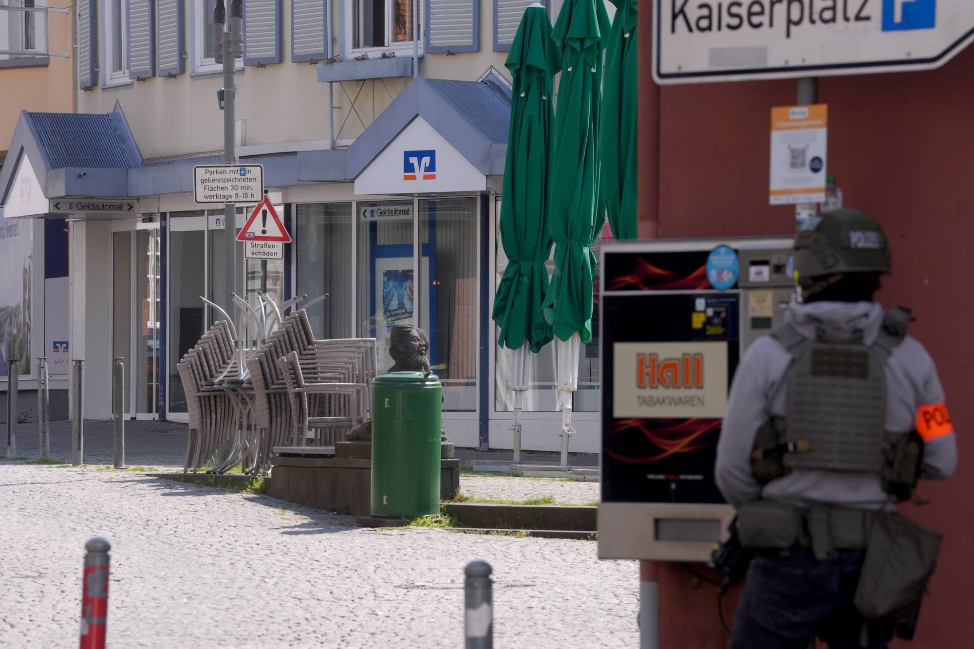 En politibetjent står på stedet der det ifølge rapporter har oppstått en gisselsituasjon ved en bankfilial i Sinzig i Tyskland.