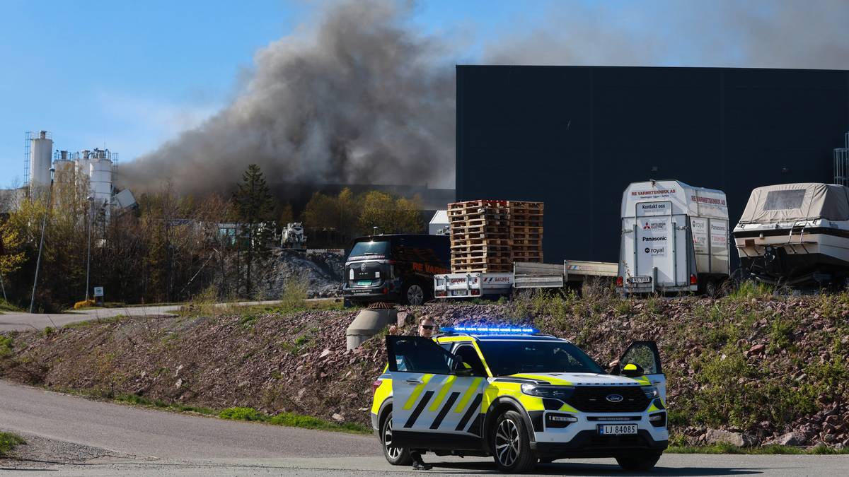 Flere hundre tonn med restavfall brenner i Sandefjord: – Lukk dører og vinduer