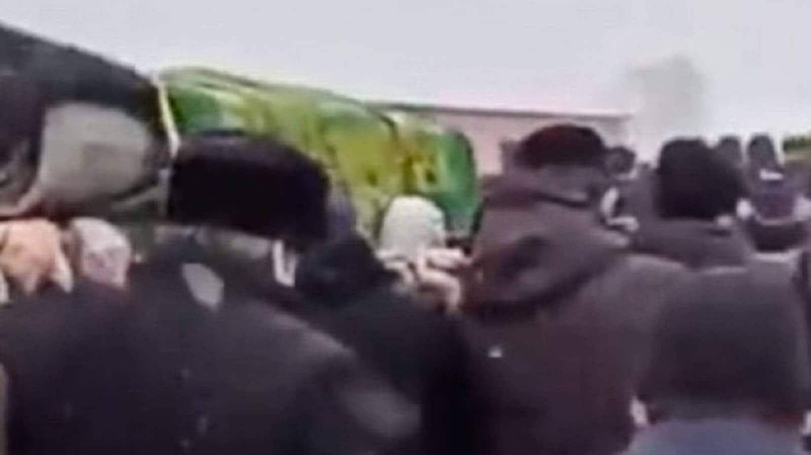 Видео где террорист ест свое ухо крокус. Абдуллах1 Анзоров чеченец. Отрезание голов чеченцами. Чеченские боевики отрезают головы.