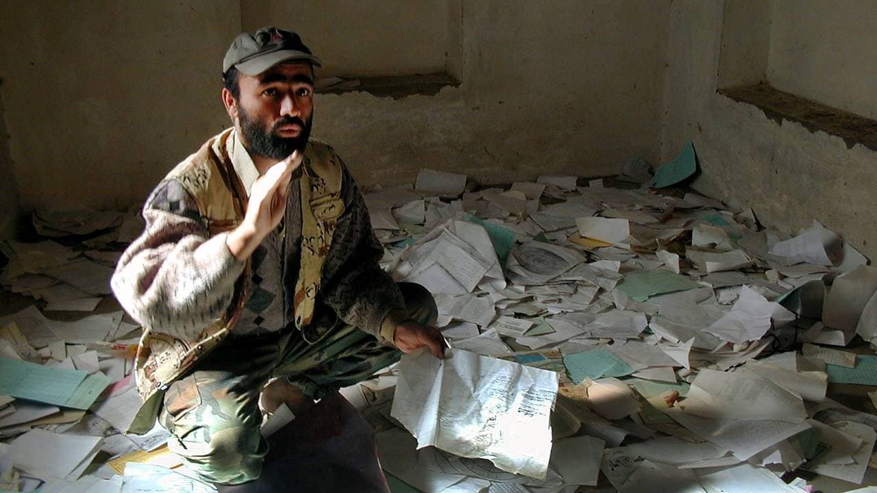 En mann tilhørende Nordalliansen viser frem papirer som er funnet i et forlatt hus i Kabul. Al Qaida-tilknyttede personer skal ha hatt opphold i huset. Papirene var kart og bl.a. oppskrifter på kjemiske våpen.