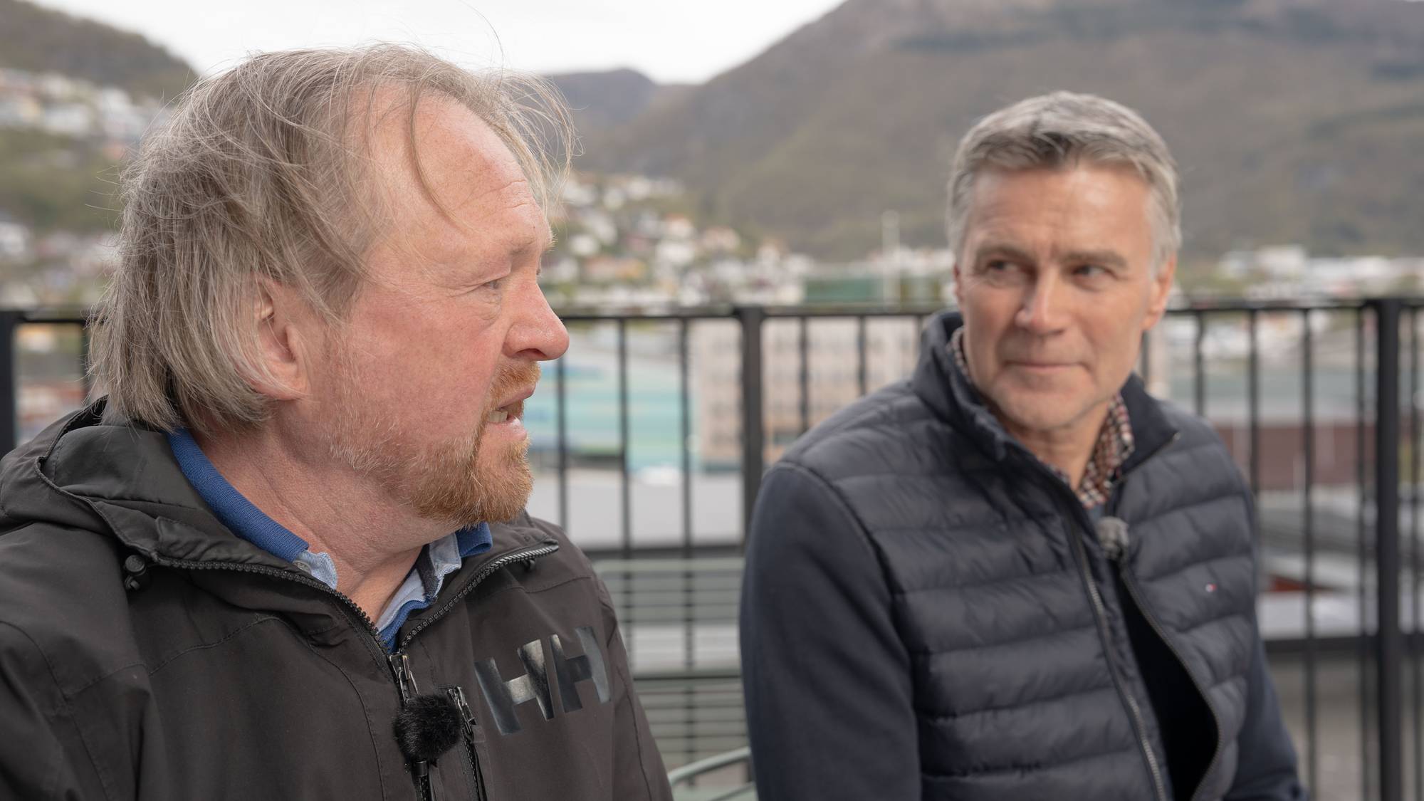 To menn på takterrasse