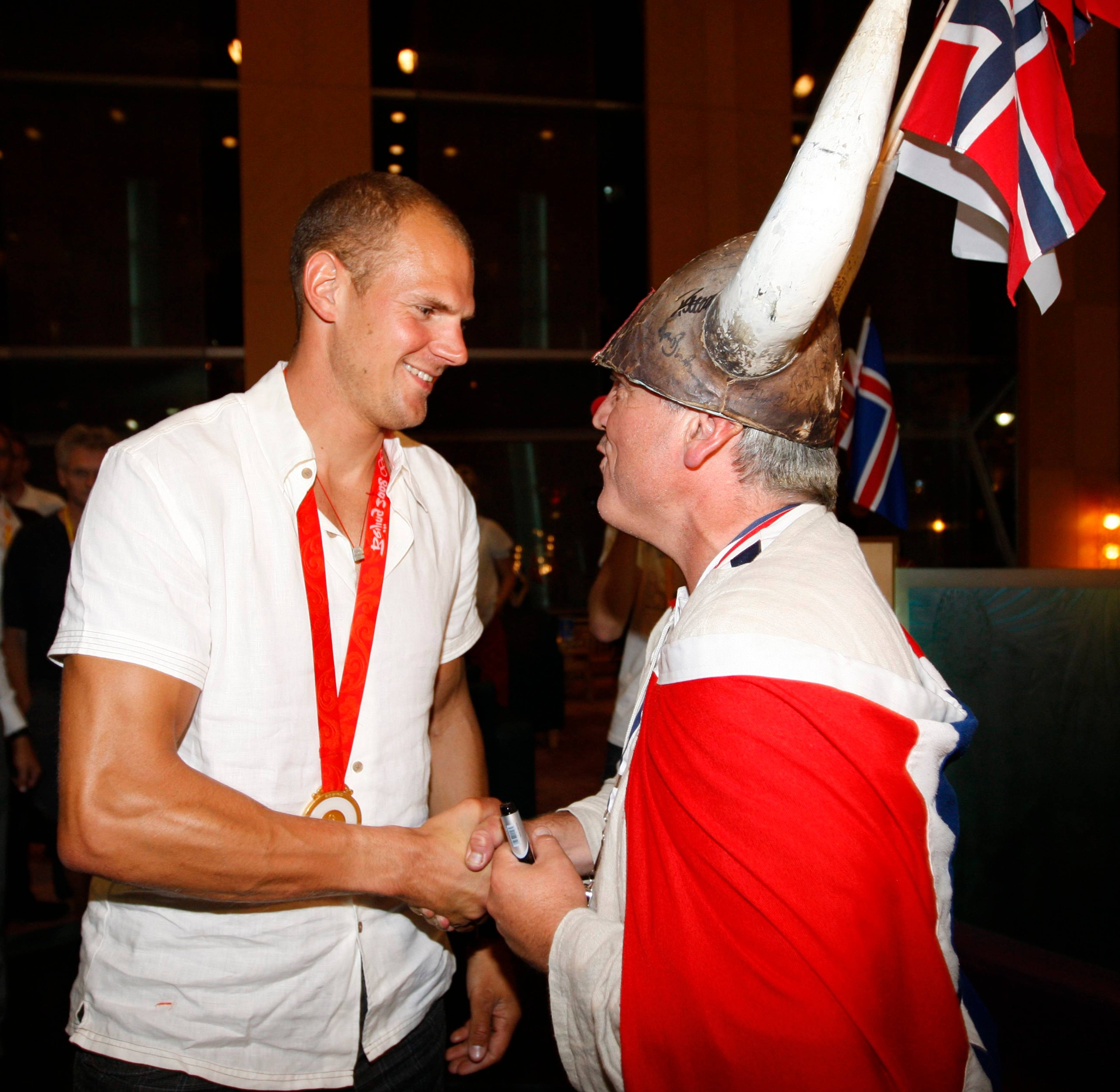 BEIJING, KINA 20080816:Supporter Morten Hagenstuen (t.h.)  var blant gratulantene da roeren Olaf Tufte ankom  hotellet i Beijing lørdag kveld, etter at han tidligere på dagen sikret seg OL-gull i singelsculler. Foto: Lise Åserud / SCANPIX