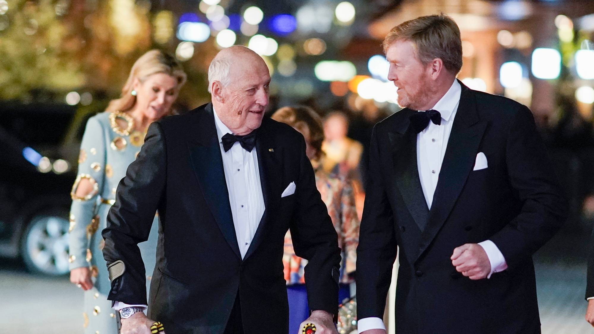 Kong Harald og kong Willem-Alexander går ved siden av hverandre og prater på vei inn til Munch-museet under det nederlandske kongeparets statsbesøk til Norge