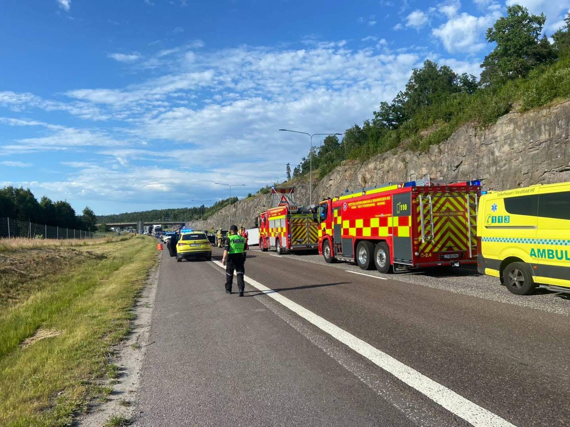 En vei med nødetater etter ulykke