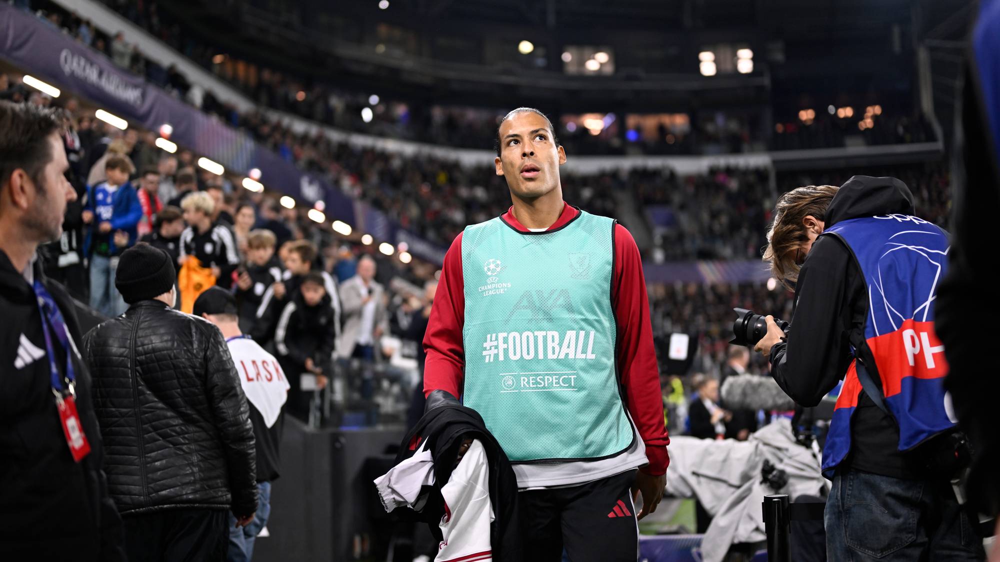 Virgil van Dijk går over stadionmatten etter en fotballkamp. Han bærer en grønn overtrekksvest. (Bildebeskrivelsen er laget av en KI-tjeneste)