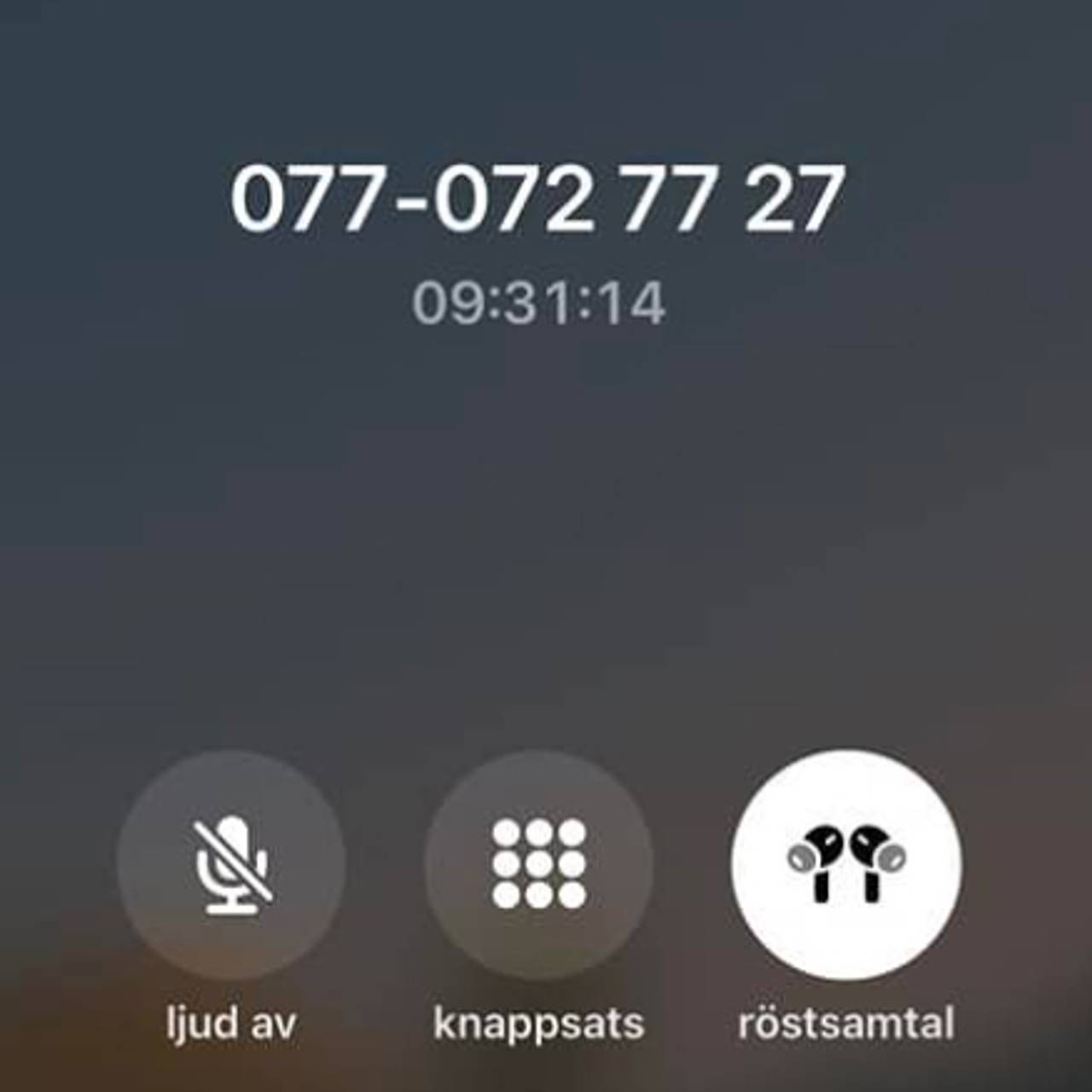 Telefon som viser en svensk person som har prøvd å få kontakt med SAS i over ni timer