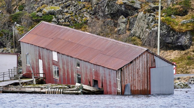 Bygg i Lofoten blåst på sjøen
