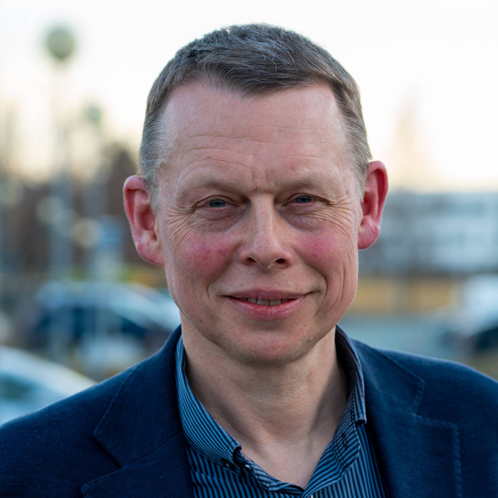 En mann i blå skjorte (Bildebeskrivelsen er laget av en KI-tjeneste)