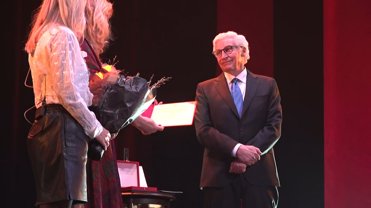 Her blir Terje Formoe utnevnt til ridder