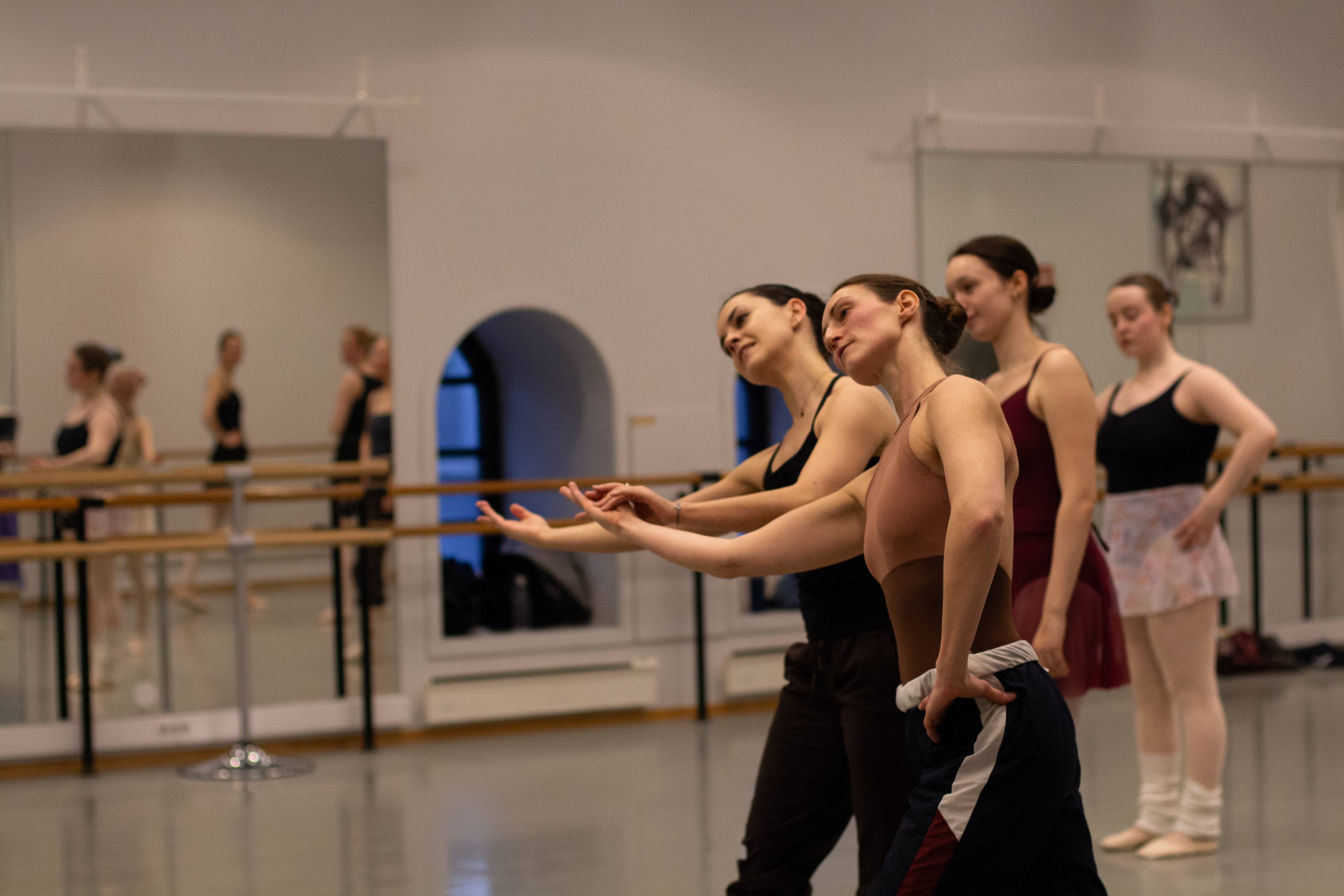 en gruppe som danser ballett i et rom