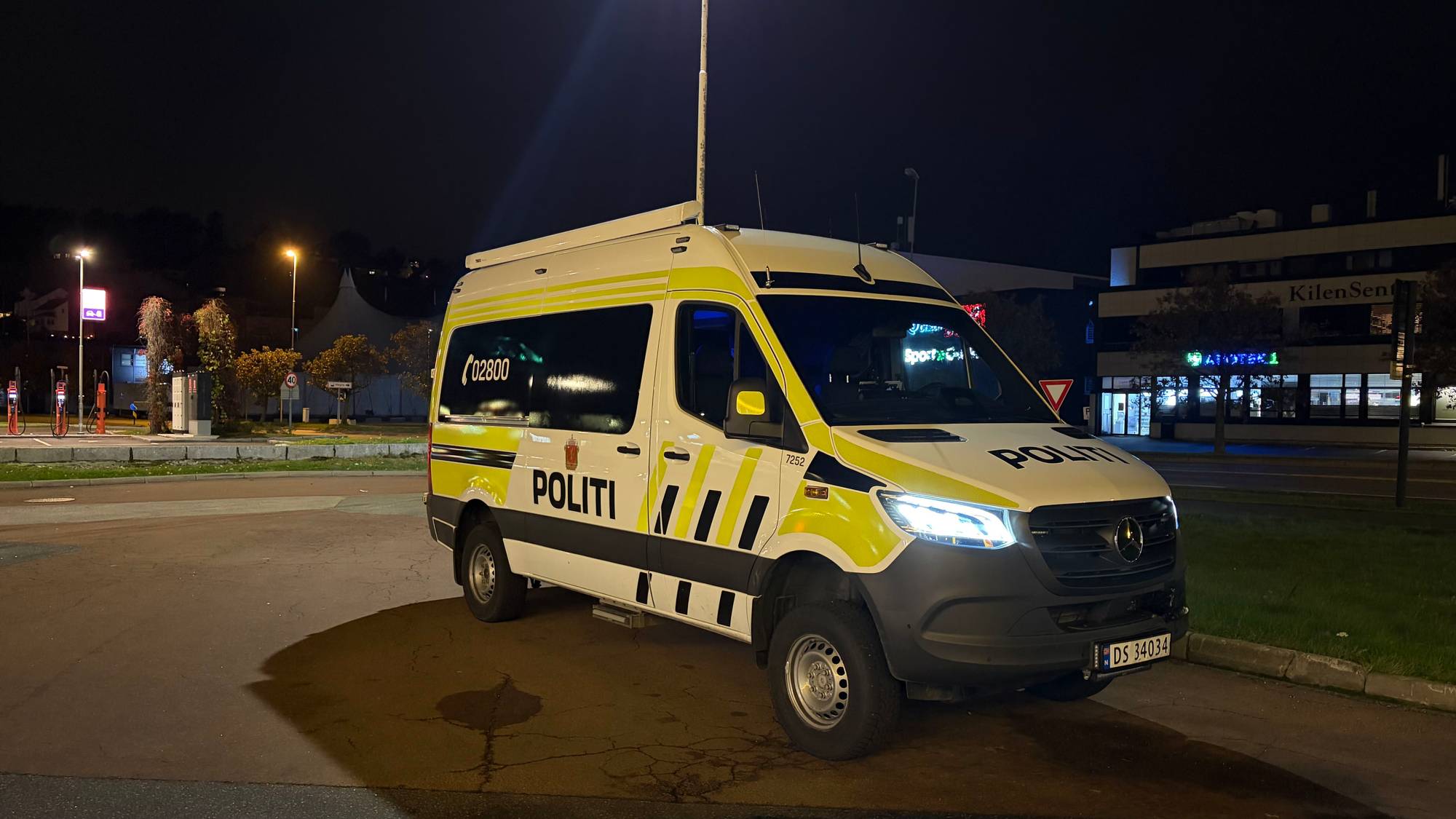 En politibil i nattemørket i Sandefjord