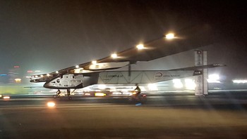 APTOPIX Mideast Solar Plane