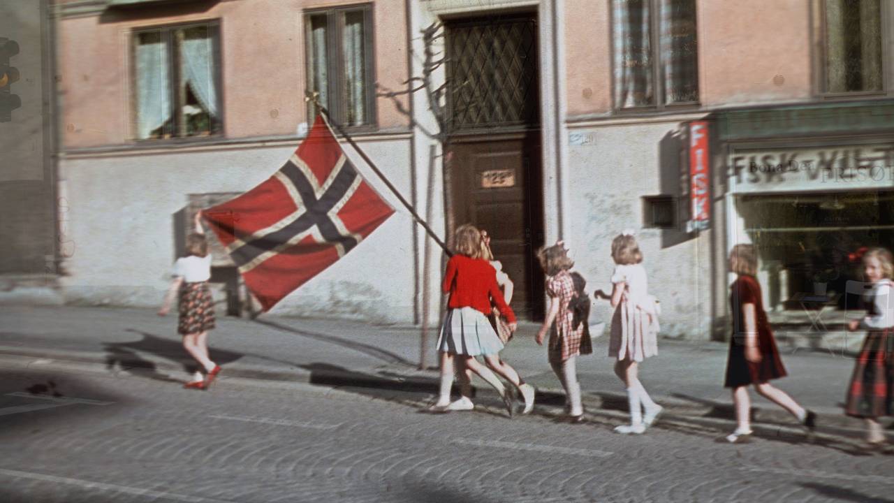 Jenter med norsk flagg på frigjøringsdagen.