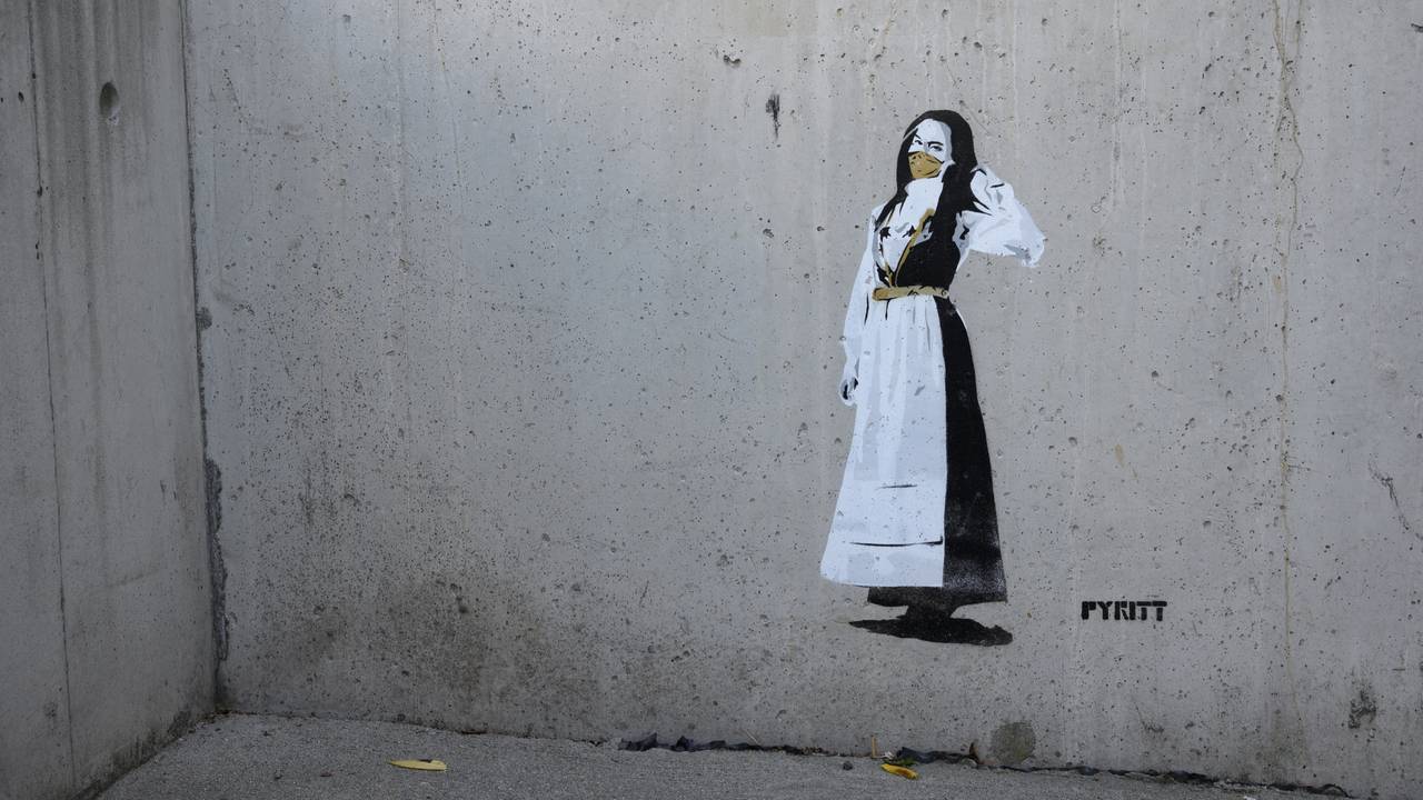 Gatekunst i Bergen. Kunstneren Pyritt har latt seg inspirere av korona-epidemien.