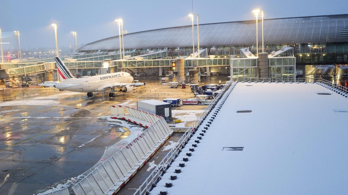 Mange fly innstilt i Paris på grunn av snøvær