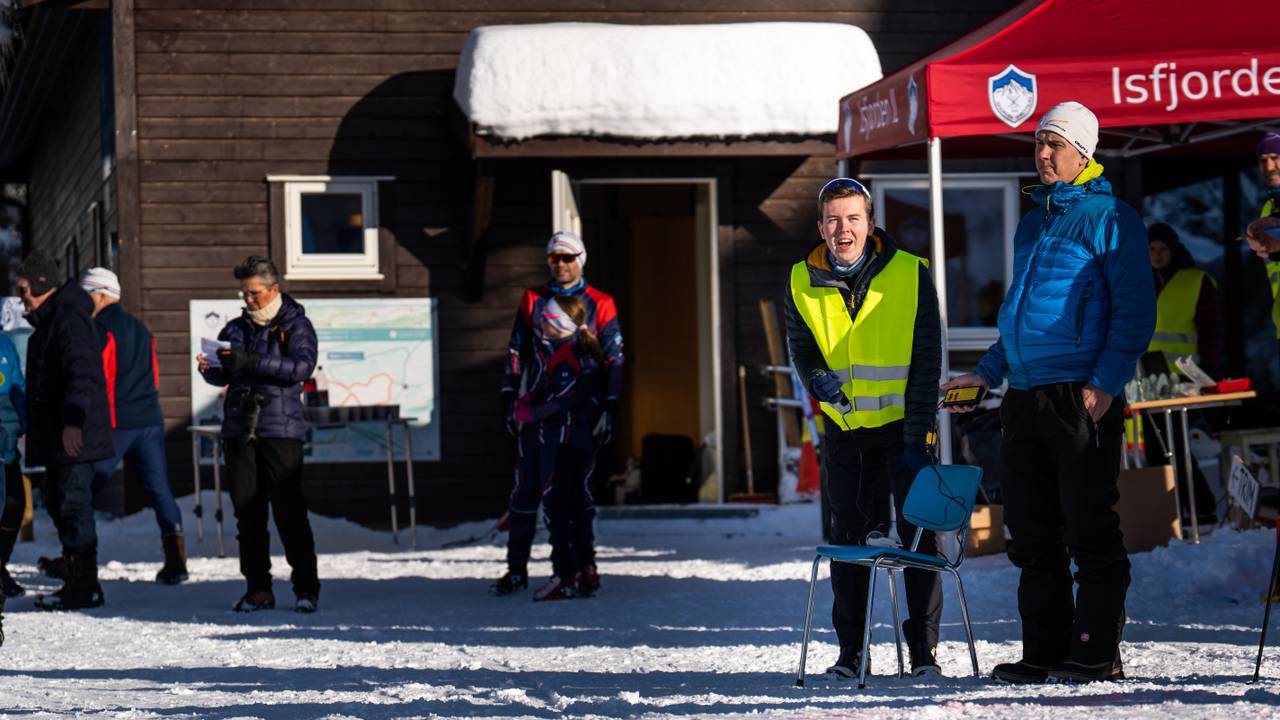 Magnus Eide jobbar som frivilleg i skigruppa i Rauma