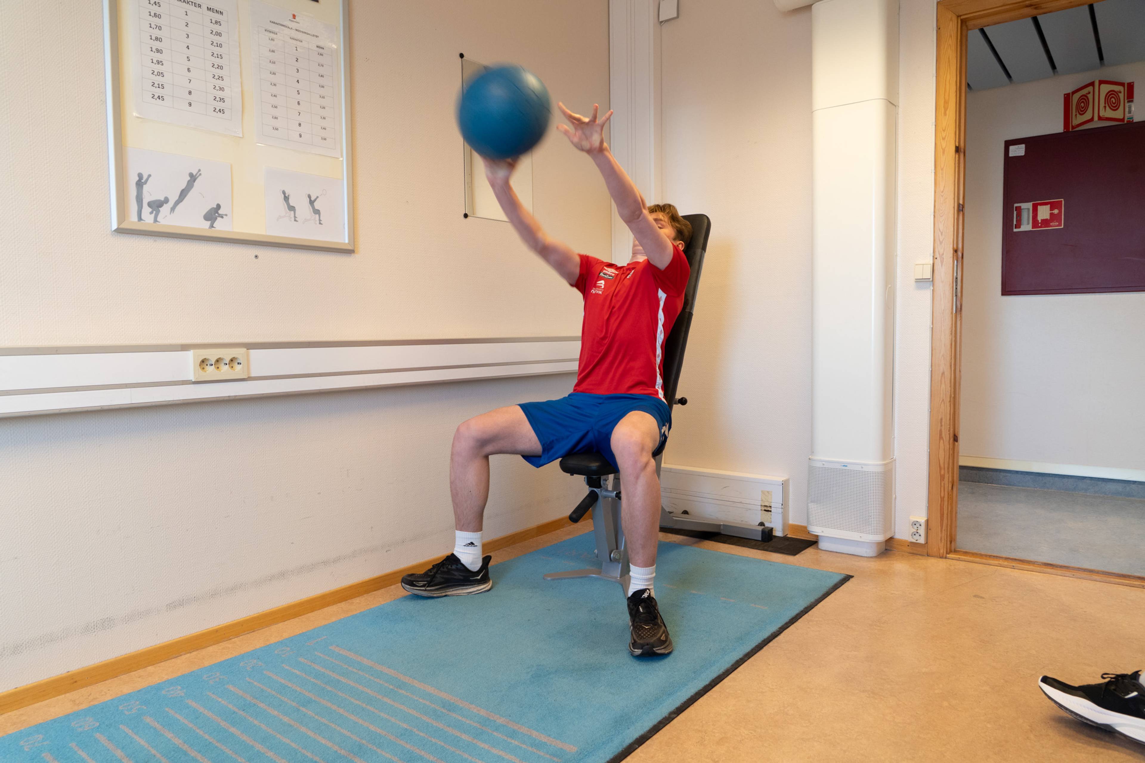En av ungdommene på sesjon støter medisinball