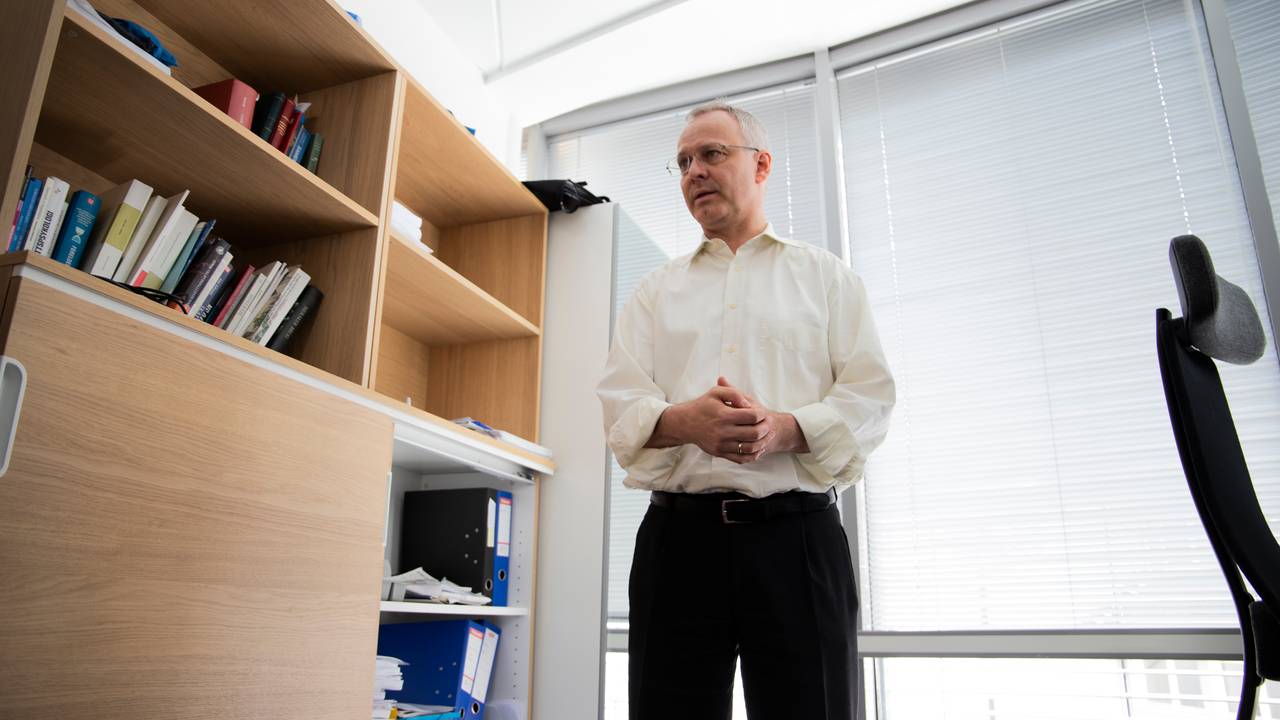 Advokat og partner i Fend, Nicolai V. Skjerdal, står på kontoret sitt i Oslo.