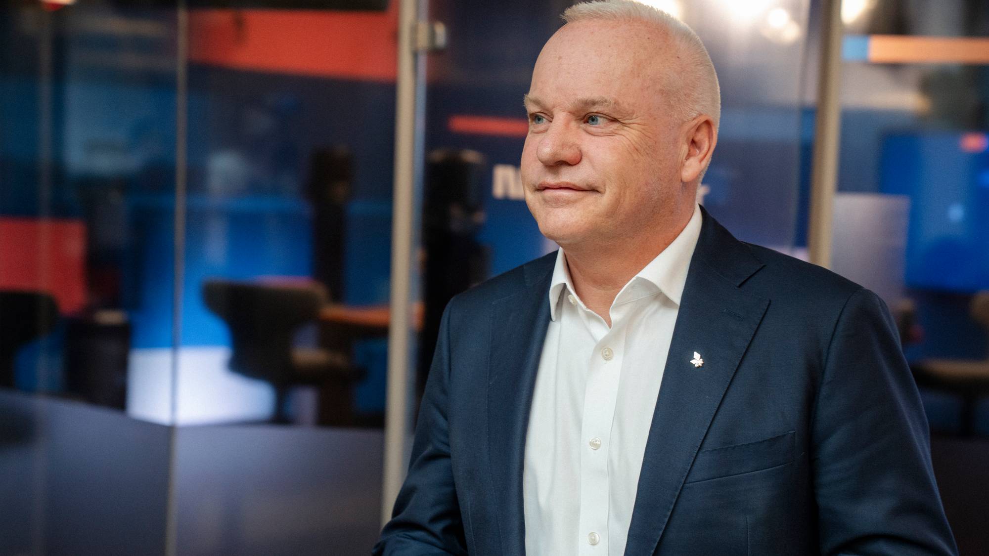Anders Opedal - mann i dress på et kontor.