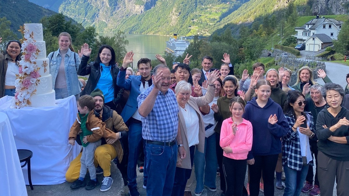 Restefest i Geiranger: Deler bryllupskaken med bygdefolket