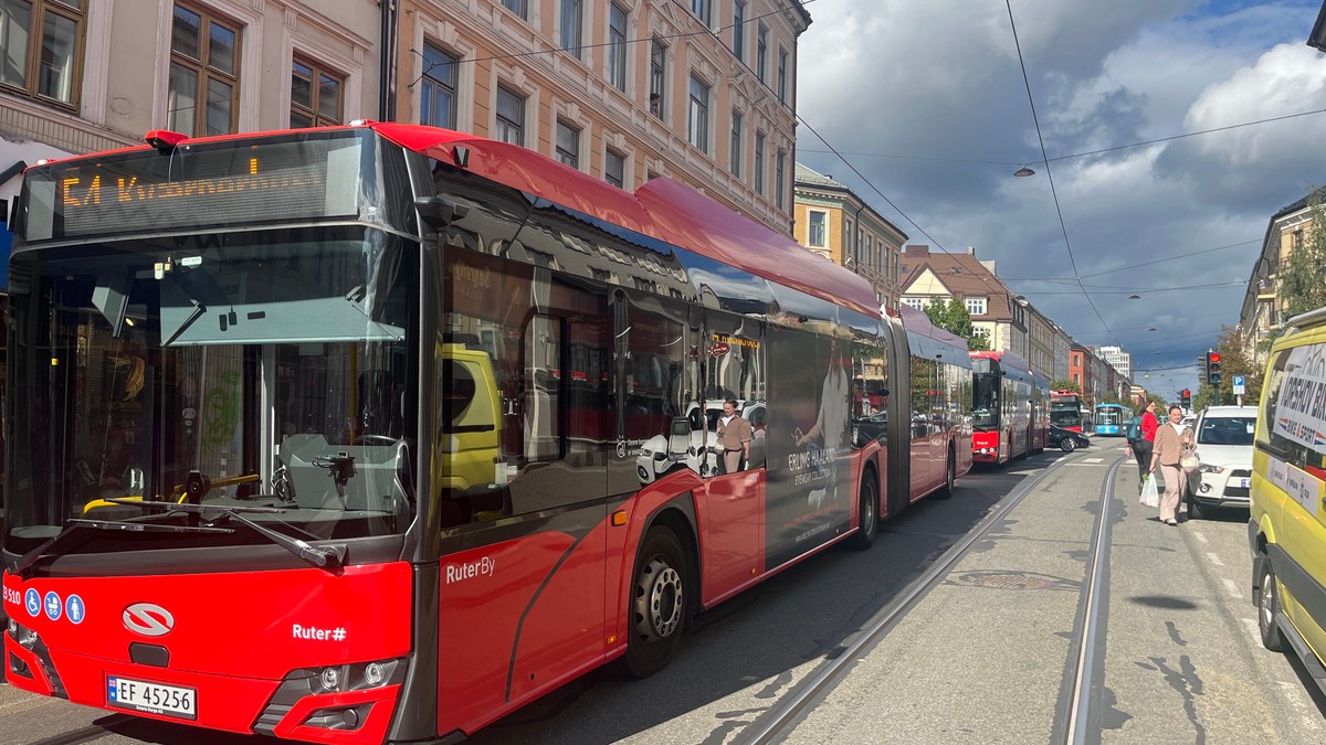 Busskaos etter at buss har kjørt i stillas FOTO: Kristoffer Edvardsen/NRK