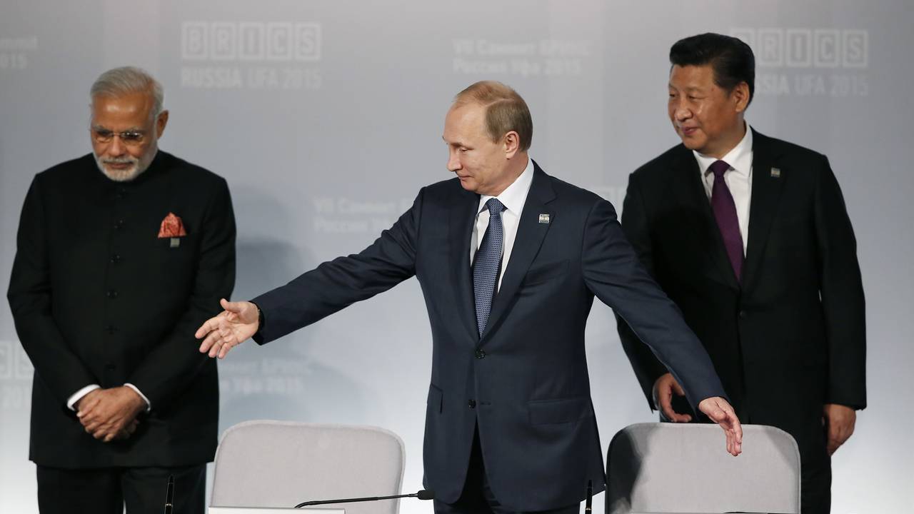 President Putin ønsker Xi og Modi velkommen til BRICS-konferansen i 2015.