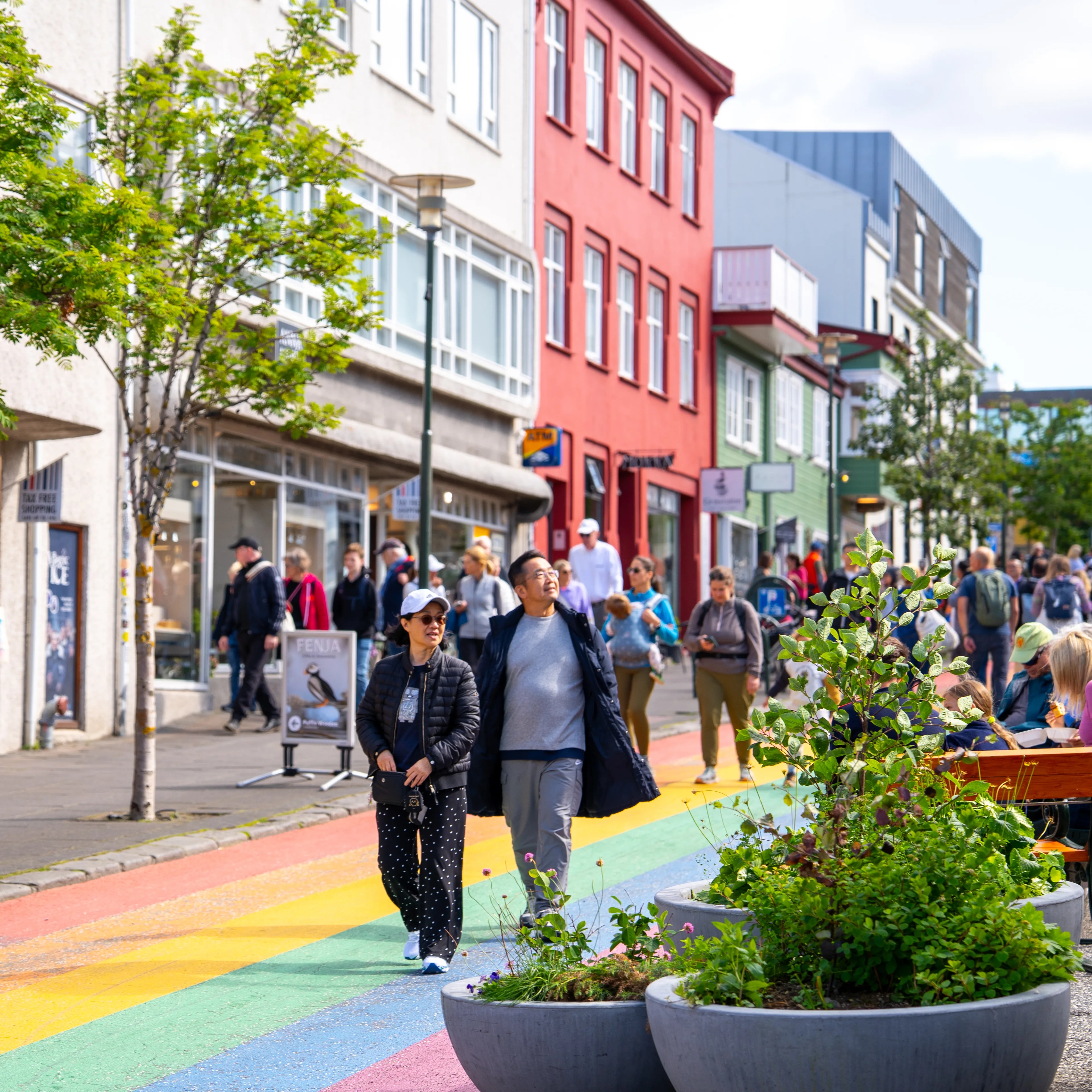 Bilde av hovudgata i Reykjavik som er full av folk.