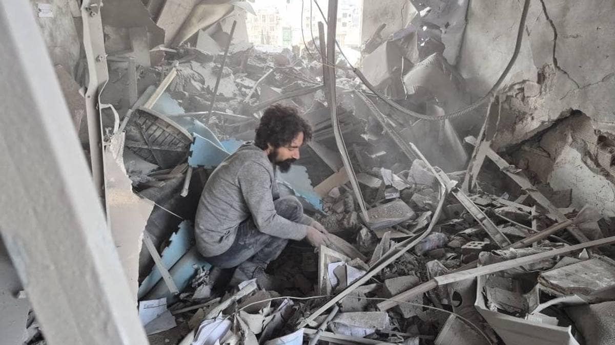 Spiller i krigens ruiner: – Vi iranere vil bare ha fred