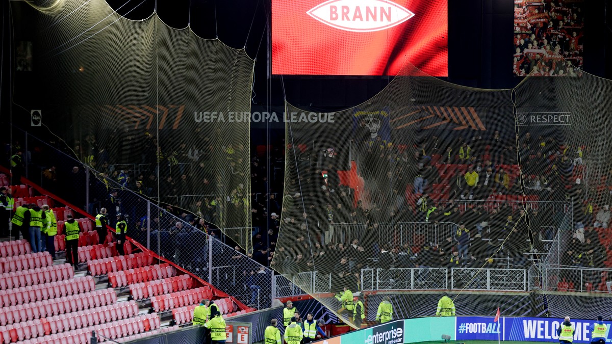 Politiet måtte gripe inn etter tribunekaos: – Det var hjartet i halsen ein stund