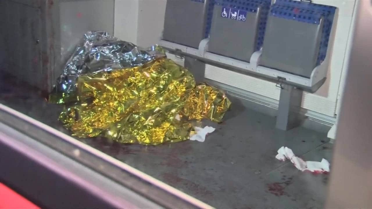 Blod på gulvet inne i et tog ved Wurzburg i Tyskland etter at en 17-åring gikk til angrep på flere personer med øks